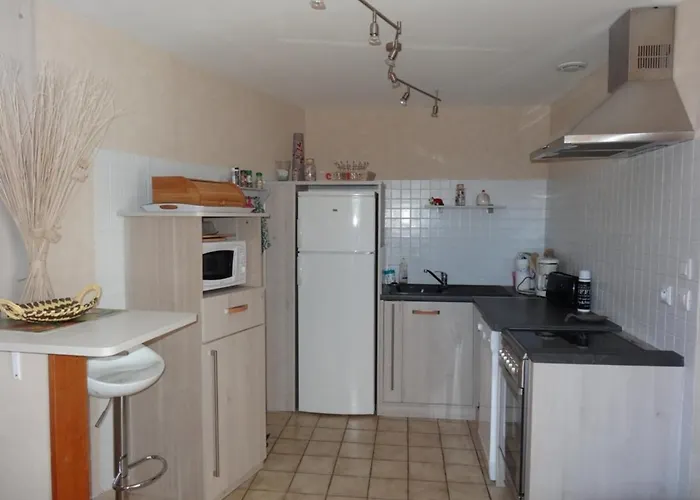 Semesterbostad Charmante Maison Proche Centre, 5 Pers, Jardin - Fr-1-476-42